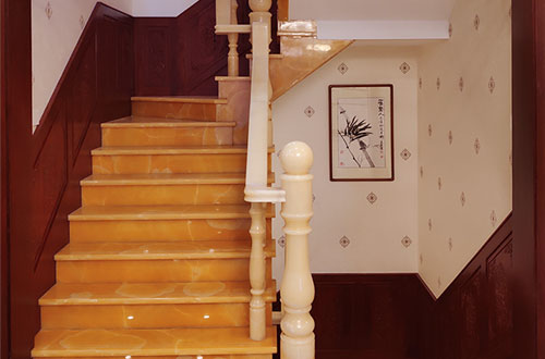 金凤中式别墅室内汉白玉石楼梯的定制安装装饰效果